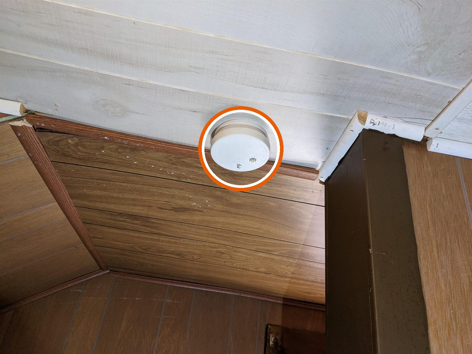 Smoke alarm present in the hall